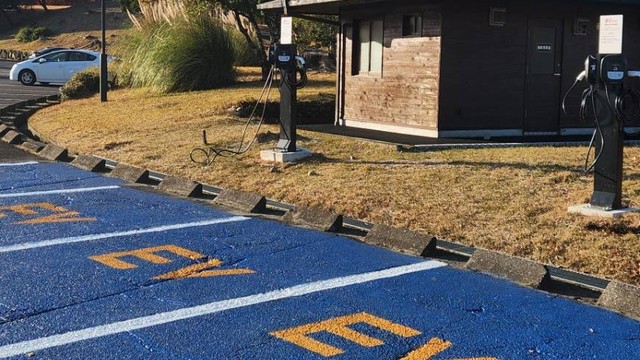 電気自動車充電機