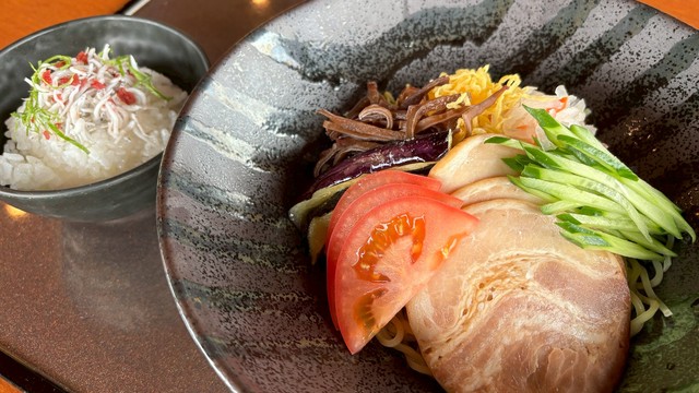 冷やし中華　梅しらすご飯付