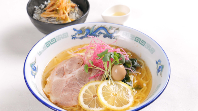 煮干し風味の冷製ラーメンと鶏ネギピリ辛チャーシューご飯